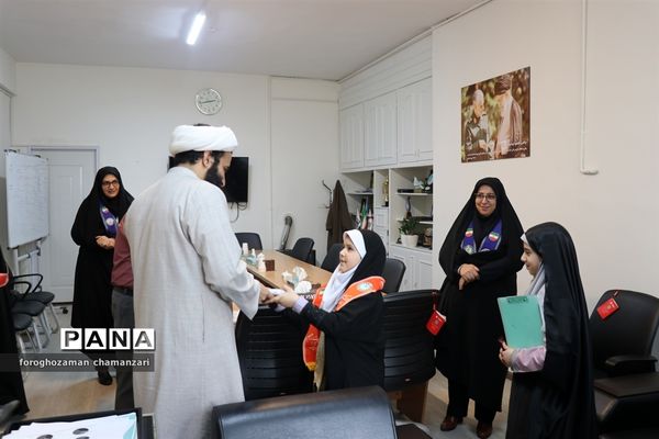 دیدار صمیمی دانش‌آموزان با مدیرکل و معاون پرورشی خراسان رضوی به مناسبت روز پدر