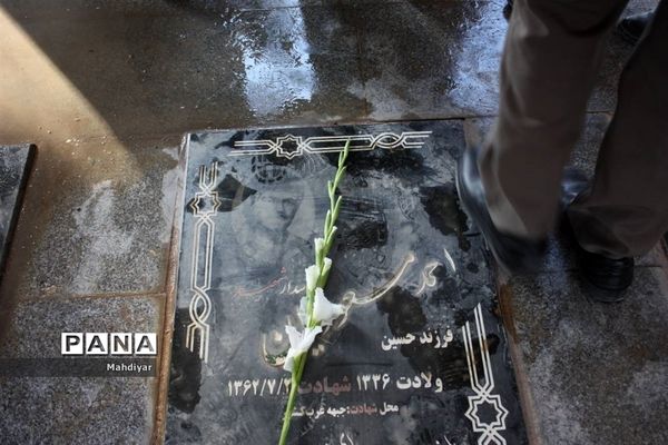 گلباران مزار شهدا در امام‌زاده هادی(ع) شهر جوادآباد