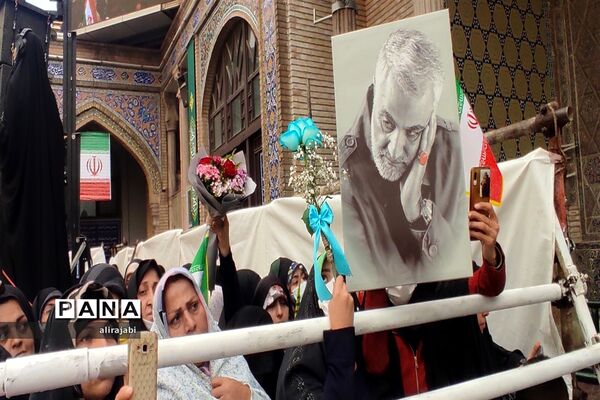 استقبال فرهنگیان و دانش‌آموزان منطقه کهریزک از رئیس‌جمهوری