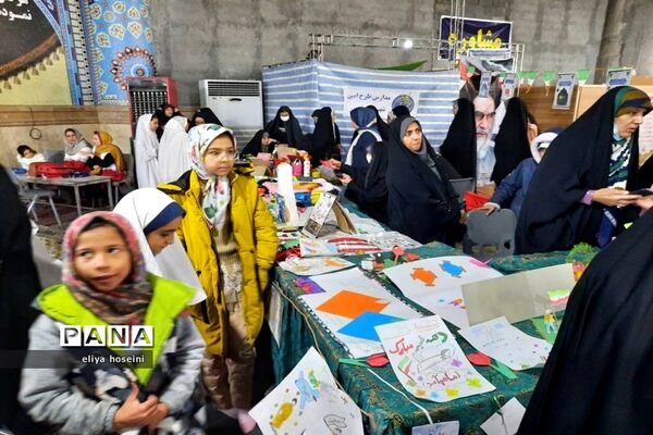 حضور فعال دانش‌آموزان در ایام مبارک دهه فجر در نمازجمعه مصلی بزرگ شهرستان قدس