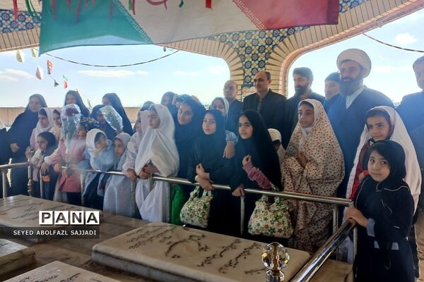 غبارروبی مزارشهدا و اجرای گروه سرود دانش‌آموزی در نمازجمعه فشافویه
