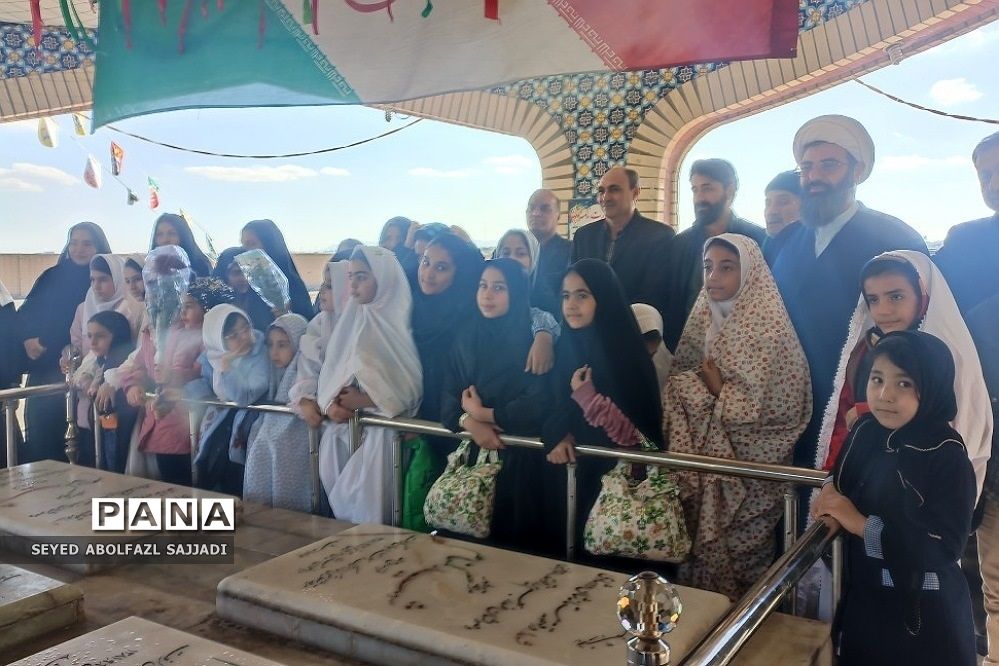 غبارروبی مزارشهدا و اجرای گروه سرود دانش‌آموزی در نمازجمعه فشافویه