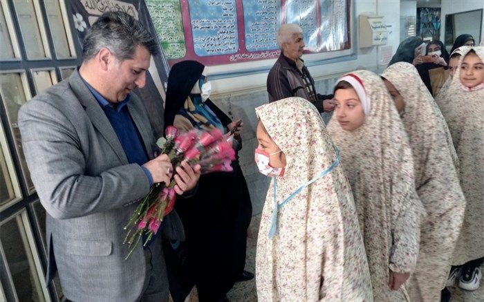 بدرقه دانش‌آموزان دختر منطقه 19 تهران به جشن عبادت در محضر مقام معظم رهبری