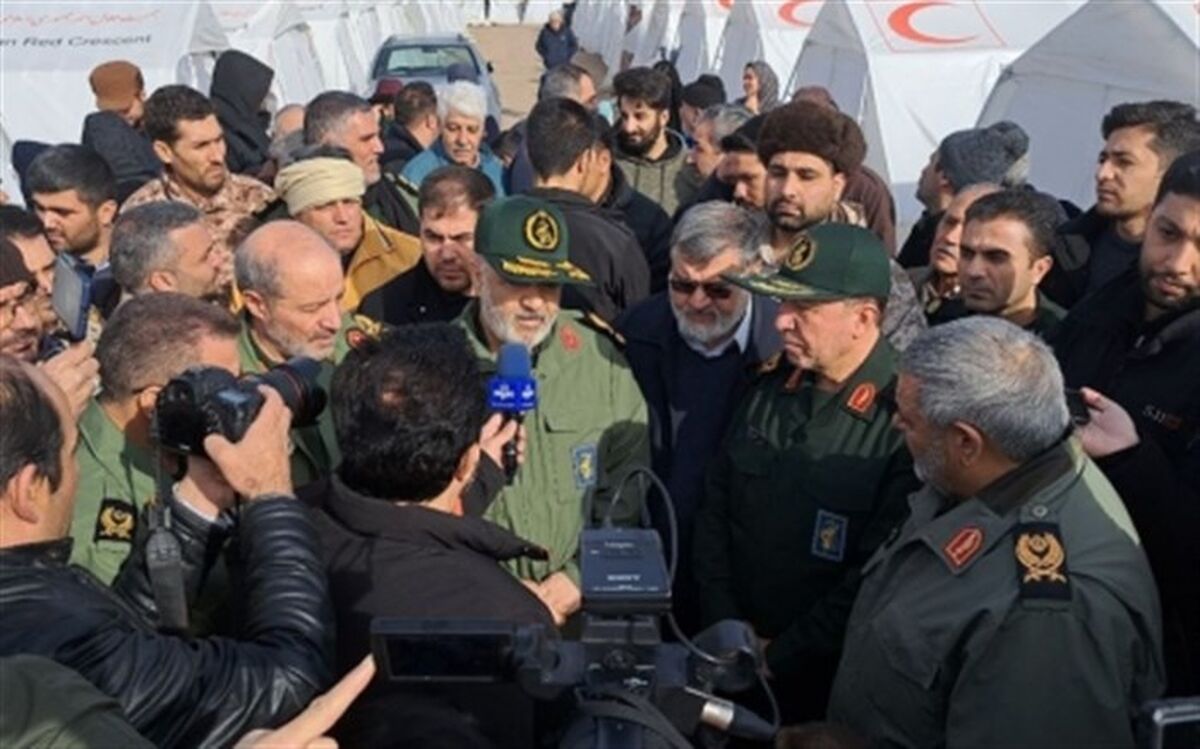 دیدار چهره به چهره سرلشکر سلامی با زلزله‌زدگان خوی؛ عملیات مردم‌یاری سپاه ادامه خواهد داشت