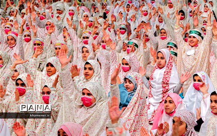 یک لحظه به خود آمدم دیدم اشک از چشمانم جاری شده است