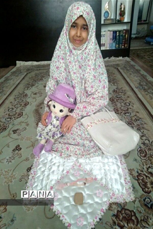 نماز خواندن دانش‌آموزان با هدایایی که دیروز در جشن فرشته‌ها گرفتند