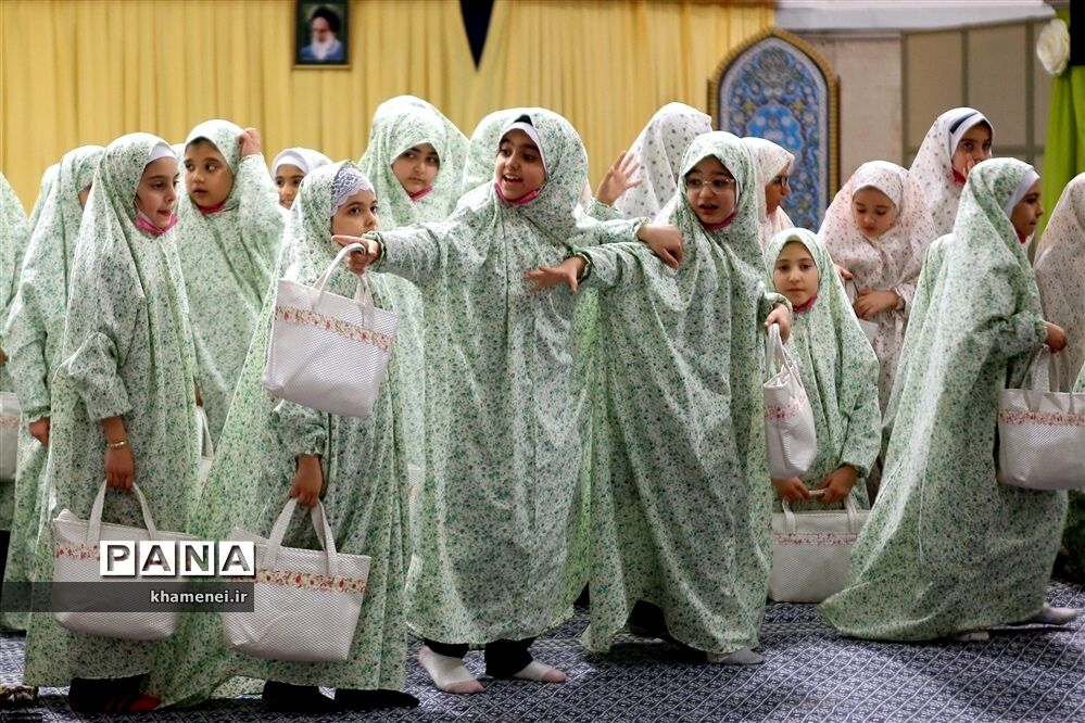 نماز خواندن دانش‌آموزان با هدایایی که دیروز در جشن فرشته‌ها گرفتند