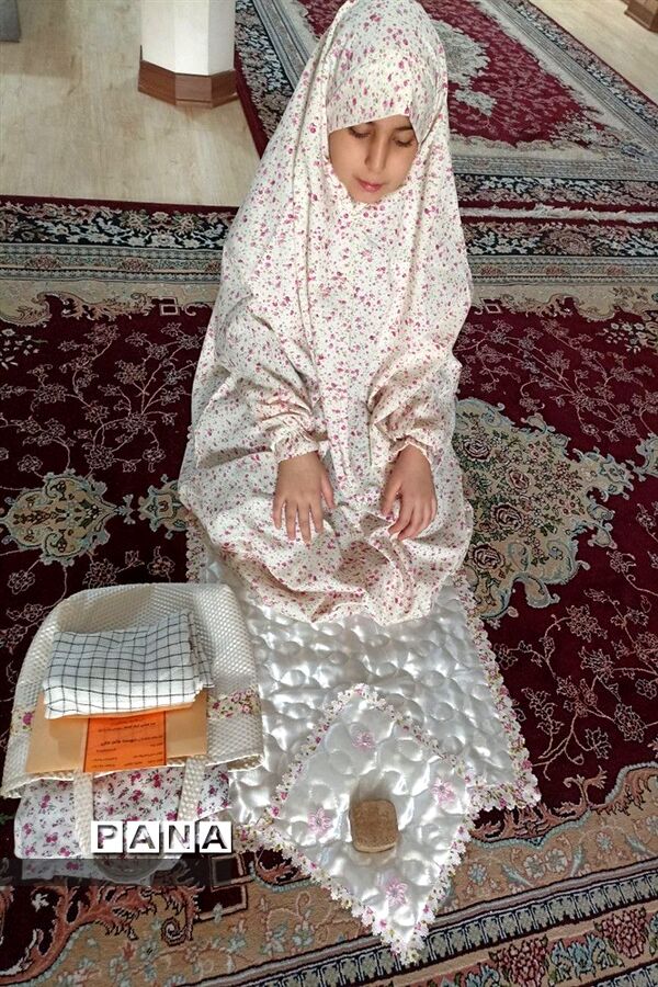 نماز خواندن دانش‌آموزان با هدایایی که دیروز در جشن فرشته‌ها گرفتند