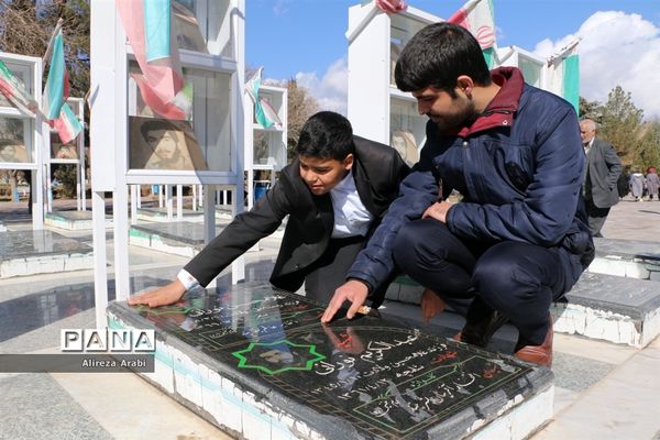 برگزاری نماز جمعه با حضور پرشور مردم کاشمر