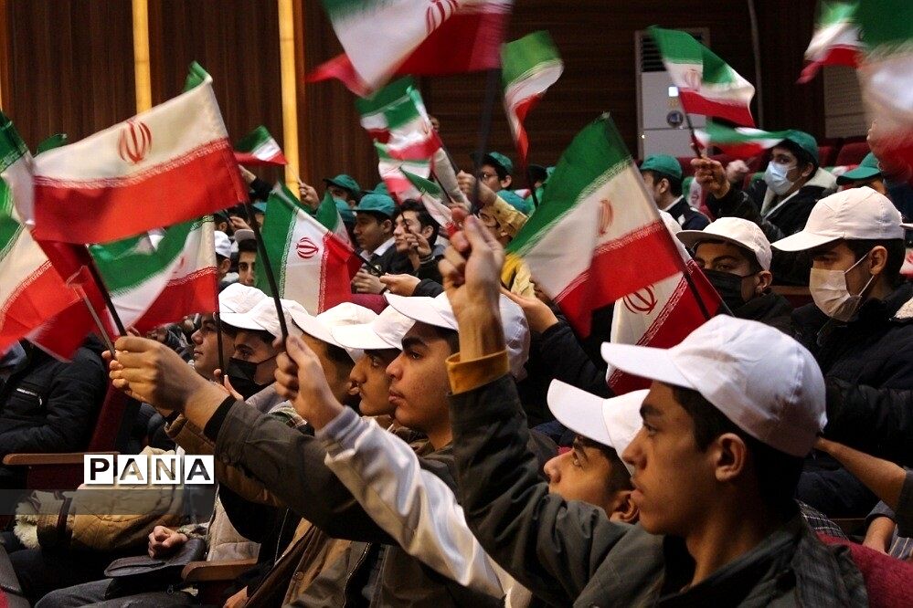 حضور دانش‌آموزان بهارستانی در ویژه برنامه «پرچم بالاست»