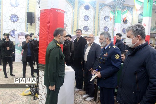 رونمایی از کتاب «امیر خط شکن» با حضور فرمانده‌کل ارتش در قم