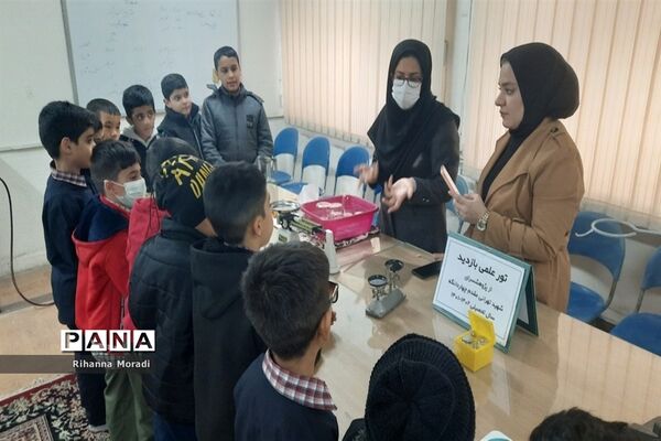 بازدید دانش‌آموزان ابتدایی دبستان سعدی یک از پژوهش‌سرای دانش‌آموزی