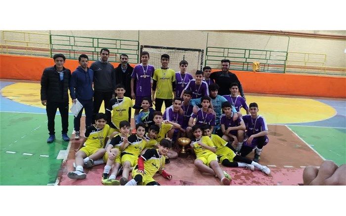 دانش‌آموزان منطقه ۵ بر بام فوتسال تهران ایستادند