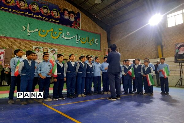 برگزاری جشن انقلاب دانش‌آموزان آموزشگاه رئیس‌زاده
