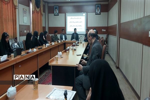 دیدار عوامل اجرایی نشریه امور جوانان خلیل آباد با مادر شهیدان رمضانی