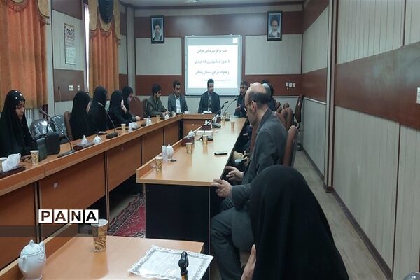 دیدار عوامل اجرایی نشریه امور جوانان خلیل آباد با مادر شهیدان رمضانی