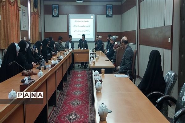 دیدار عوامل اجرایی نشریه امور جوانان خلیل آباد با مادر شهیدان رمضانی