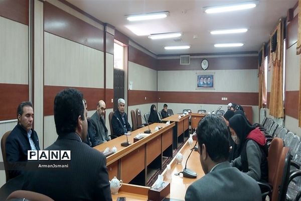 دیدار عوامل اجرایی نشریه امور جوانان خلیل آباد با مادر شهیدان رمضانی