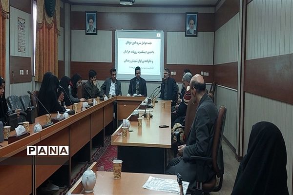 دیدار عوامل اجرایی نشریه امور جوانان خلیل آباد با مادر شهیدان رمضانی