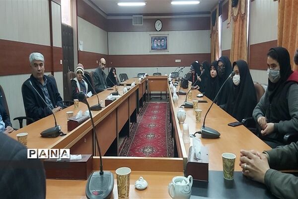 دیدار عوامل اجرایی نشریه امور جوانان خلیل آباد با مادر شهیدان رمضانی