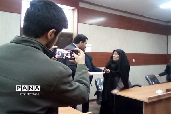 دیدار عوامل اجرایی نشریه امور جوانان خلیل آباد با مادر شهیدان رمضانی