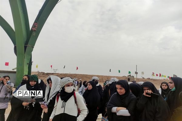 بدرقه دانش‌آموزان دختر شهرستان امیدیه به اردوی راهیان نور