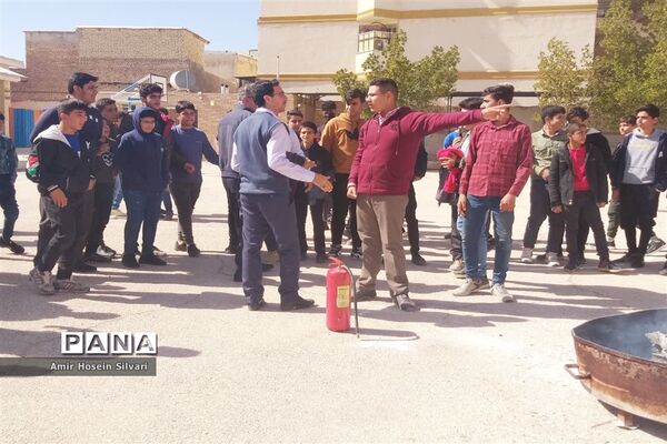برگزاری دوره آموزشی آتش نشانی در مدارس جهرم