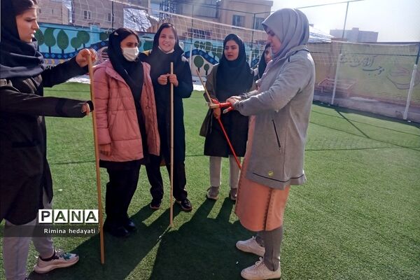 آموزش ورزش هاکی روی چمن در هنرستان مبتکران رودهن