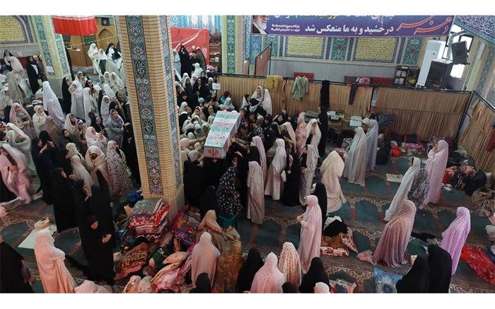 شهید گمنام میهمان معتکفین دانش‌آموزان دختر شد/فیلم