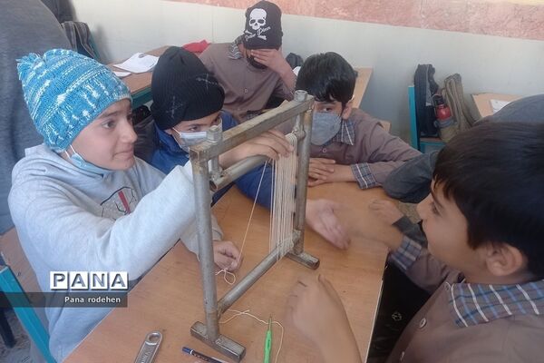 نمایشگاه‌ه دست‌سازه‌های دانش‌آموزی در دبستان امام‌حسن(ع) رودهن