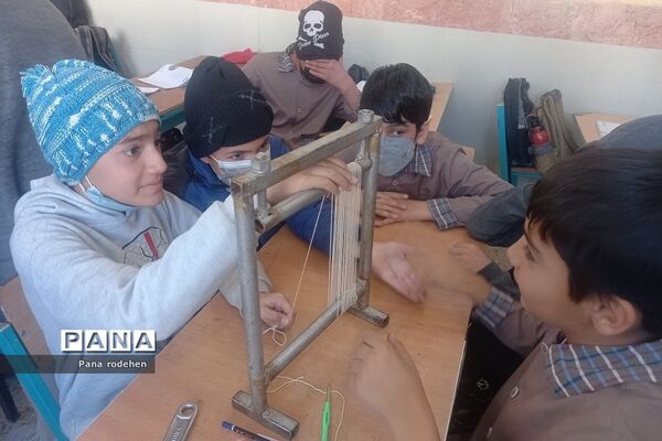 نمایشگاه‌ه دست‌سازه‌های دانش‌آموزی در دبستان امام‌حسن(ع) رودهن
