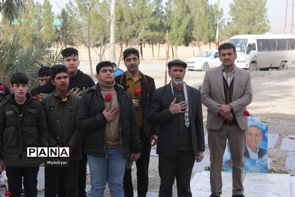 گلباران مزار شهدای امامزاده هادی به دست گروهی از دانش‌آموزان بخش جوادآباد