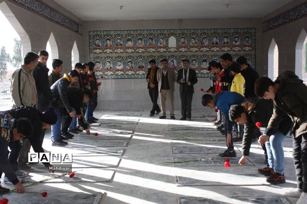 گلباران مزار شهدای امامزاده هادی به دست گروهی از دانش‌آموزان بخش جوادآباد