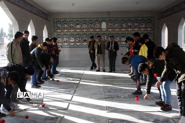 گلباران مزار شهدای امامزاده هادی به دست گروهی از دانش‌آموزان بخش جوادآباد