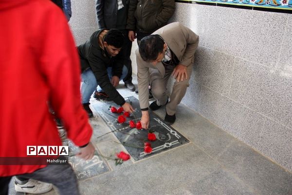 گلباران مزار شهدای امامزاده هادی به دست گروهی از دانش‌آموزان بخش جوادآباد