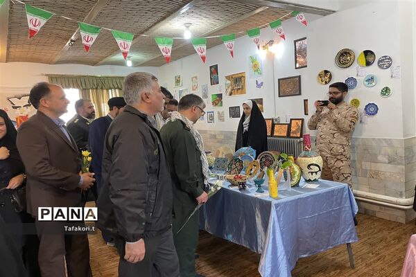 برپایی نمایشگاه صلح و دوستی در دبیرستان نمونه فردوس بافق