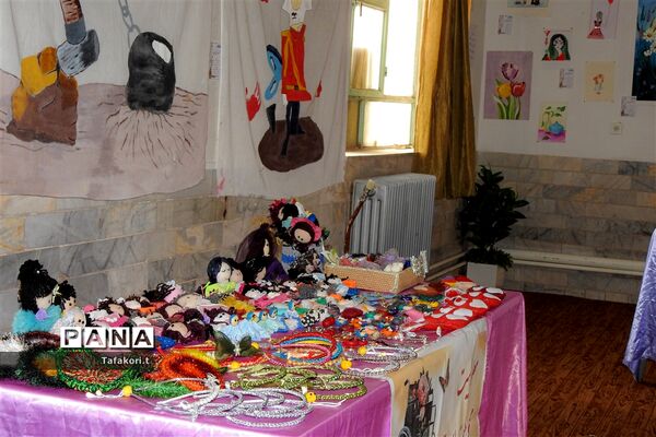 برپایی نمایشگاه صلح و دوستی در دبیرستان نمونه فردوس بافق