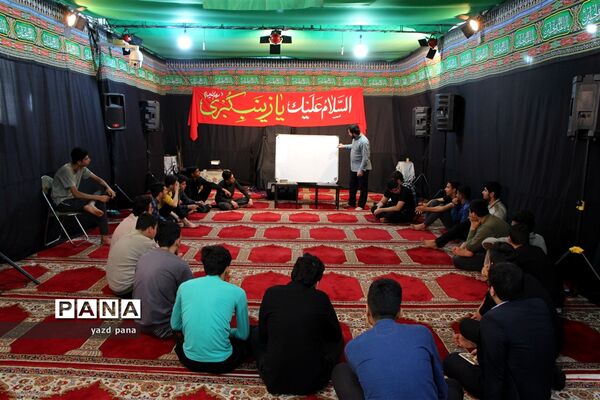 حضور رئیس سازمان دانش‌آموزی استان یزد در جمع دانش‌آموزان معتکف مسجد سرسنگ