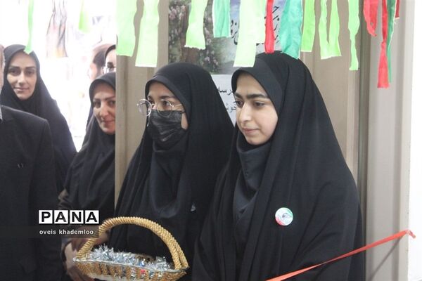 نمایشگاه مدرسه انقلاب در دبیرستان توحید گلوگاه