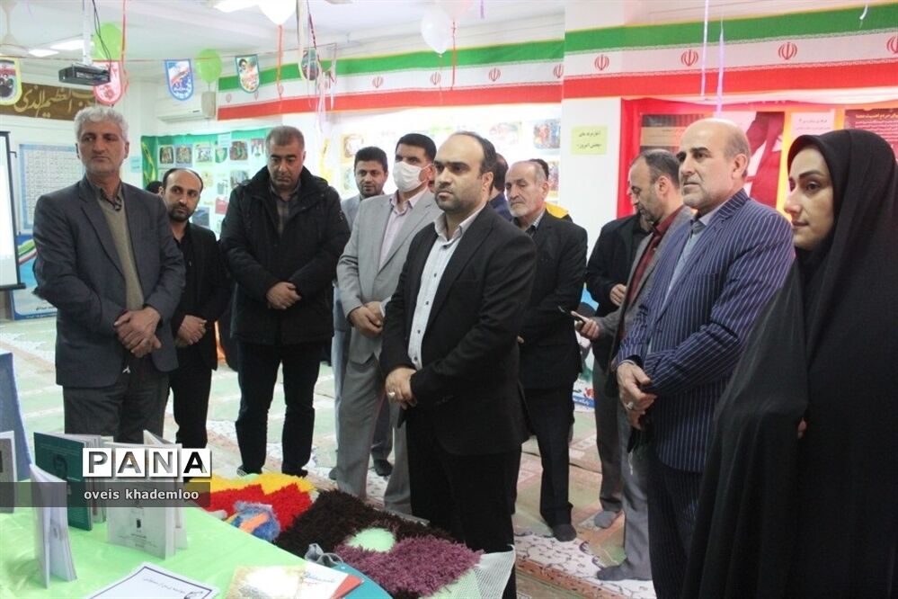 نمایشگاه مدرسه انقلاب در دبیرستان توحید گلوگاه