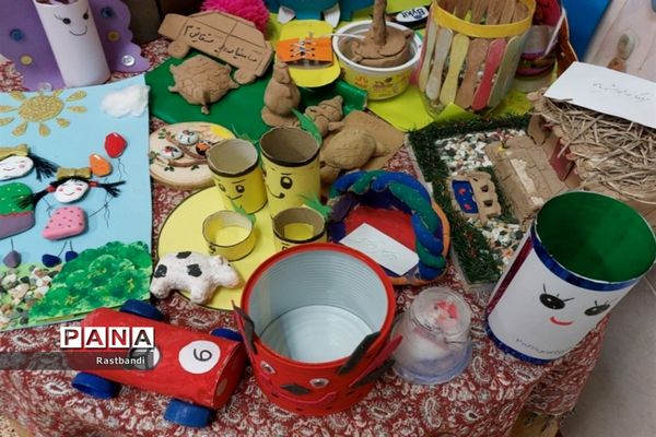 نمایشگاه دست سازه‌های دانش‌آموزی دبستان فیروزه منطقه ۱۳