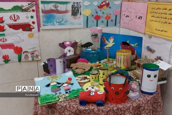 نمایشگاه دست سازه‌های دانش‌آموزی دبستان فیروزه منطقه ۱۳