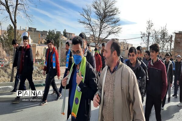 پیاده‌روی  دانش‌آموزان متوسطه دوم و تجدید میثاق با شهدا در طرقبه شاندیز
