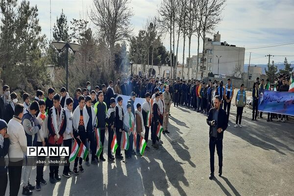 پیاده‌روی  دانش‌آموزان متوسطه دوم و تجدید میثاق با شهدا در طرقبه شاندیز