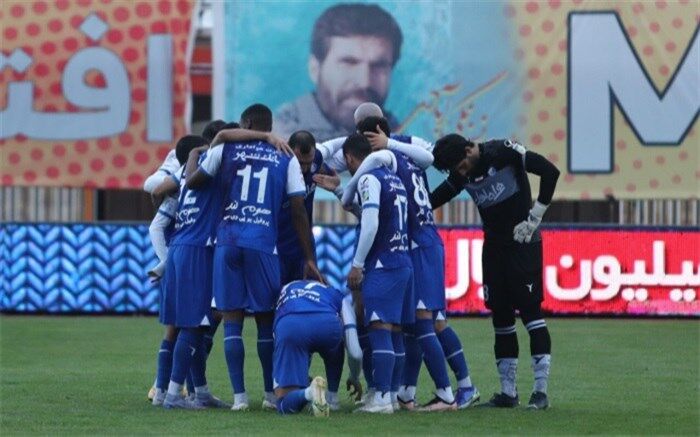 حسینی از فهرست استقلال خط خورد