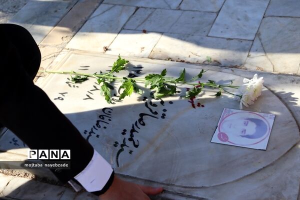 تجدید میثاق نمایندگان مجلس دانش‌آموزی خراسان رضوی با شهدا