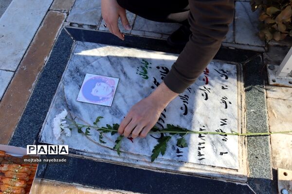 تجدید میثاق نمایندگان مجلس دانش‌آموزی خراسان رضوی با شهدا