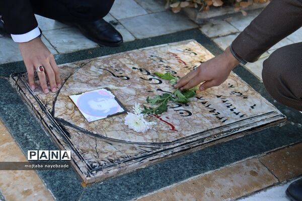 تجدید میثاق نمایندگان مجلس دانش‌آموزی خراسان رضوی با شهدا