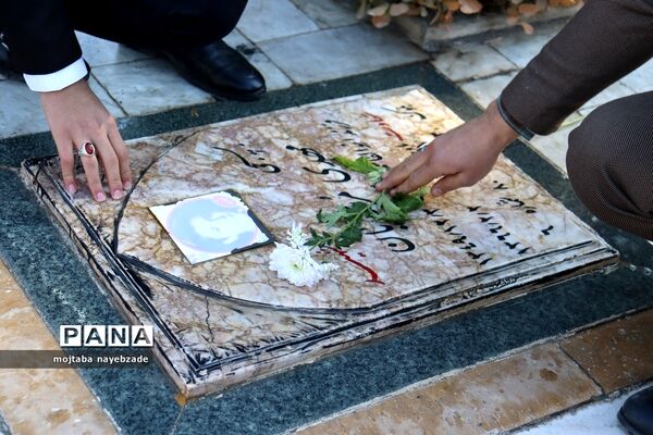 تجدید میثاق نمایندگان مجلس دانش‌آموزی خراسان رضوی با شهدا