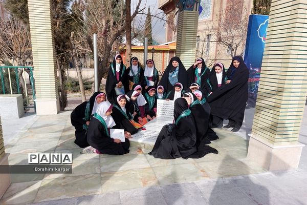 ادای احترام دانش آموزان به شهید گمنام منطقه۵